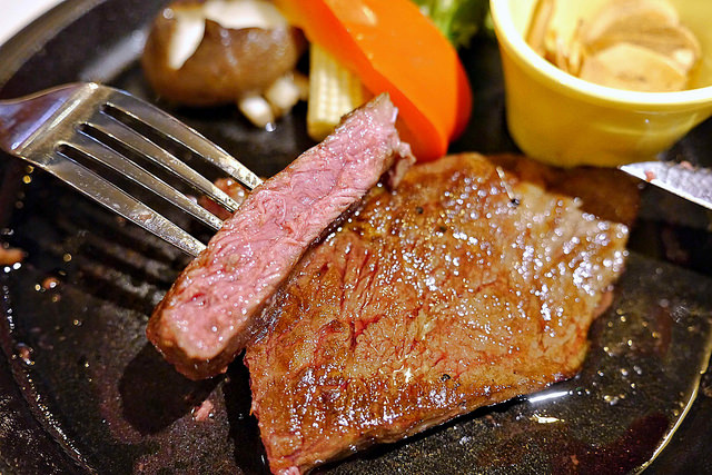 【忠孝復興站】肉塊牛排：肉汁滿滿、柔嫩至極的美國冷藏牛肉 @右上世界食旅