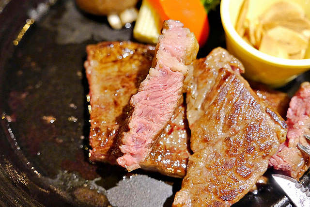 【忠孝復興站】肉塊牛排：肉汁滿滿、柔嫩至極的美國冷藏牛肉 @右上世界食旅