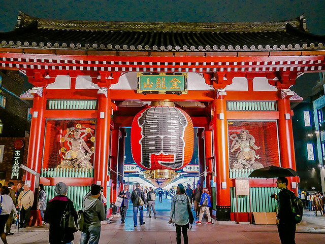 東京 淺草旅遊｜淺草寺夜景：人少好拍，夜裡點燈特別美！ @右上世界食旅