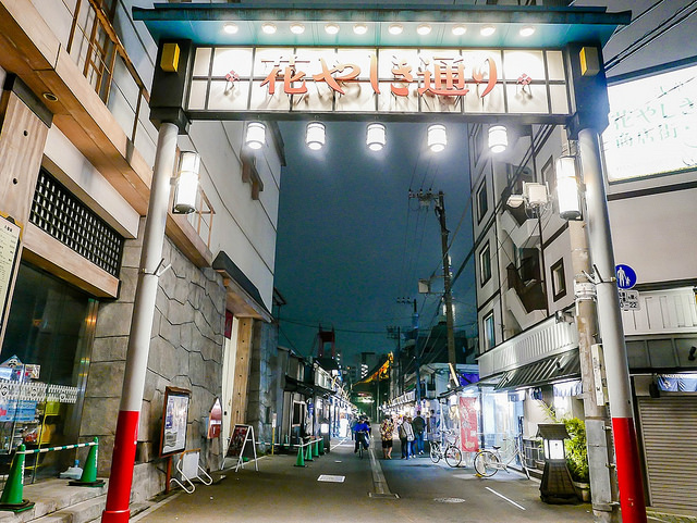 東京 淺草旅遊｜淺草寺夜景：人少好拍，夜裡點燈特別美！ @右上世界食旅