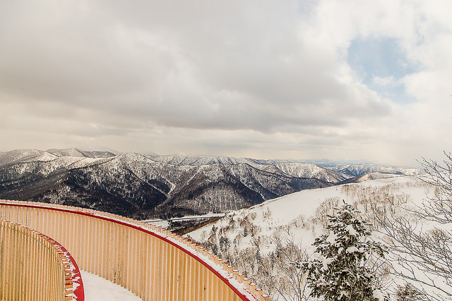 北海道 富良野住宿-星野TOMAMU渡假村：中文教練教滑雪、雪上活動、霧冰平台絕景 @右上世界食旅