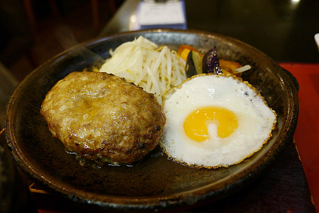 仙台車站美食 鐵板熱呼呼漢堡排 傳統洋食屋 淺草軒 右上世界食旅
