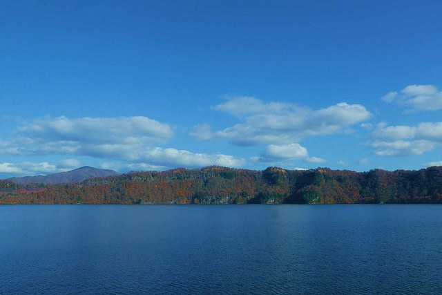 青森旅遊｜十和田湖遊船賞楓實搭分享：日本第三深的湖泊美景 @右上世界食旅