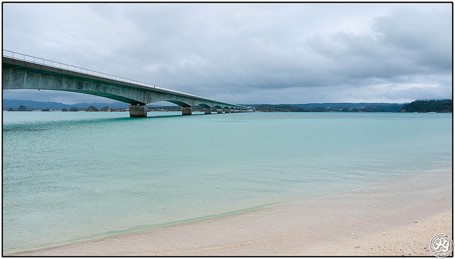 沖繩景點-TIFFANY藍的清澈大海、日本最長橋：古宇利大橋 @右上世界食旅