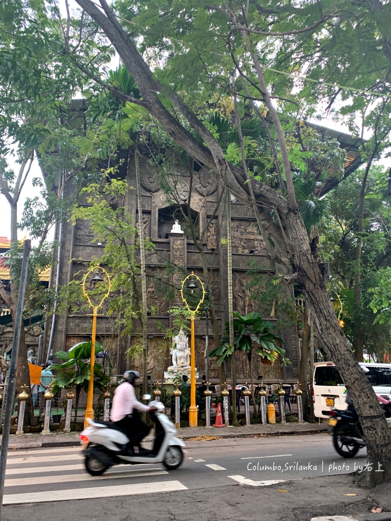 斯里蘭卡15-可倫坡市區一日遊，看千年古物逛繽紛寺廟：國立博物館．gangaramaya temple @右上世界食旅