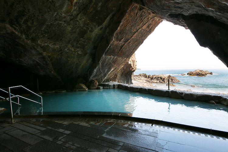 和歌山 紀伊勝浦溫泉｜天然洞窟大浴池．整座島都是飯店：浦島HOTEL @右上世界食旅