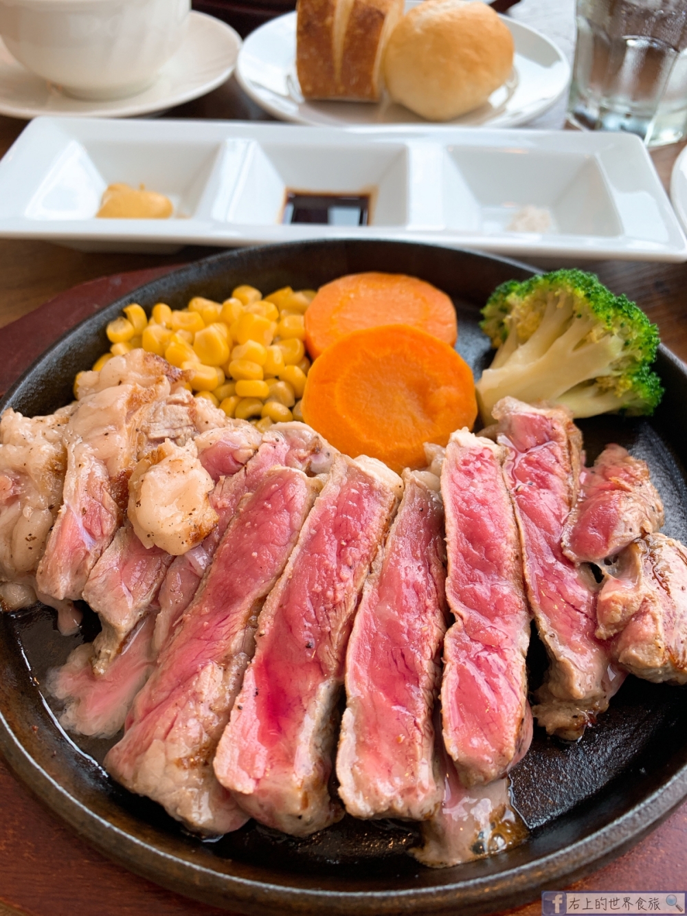 眺望京都塔吃漢堡排！京都站美食：Lava Rock Grill TERME KYOTO洋食館 @右上世界食旅