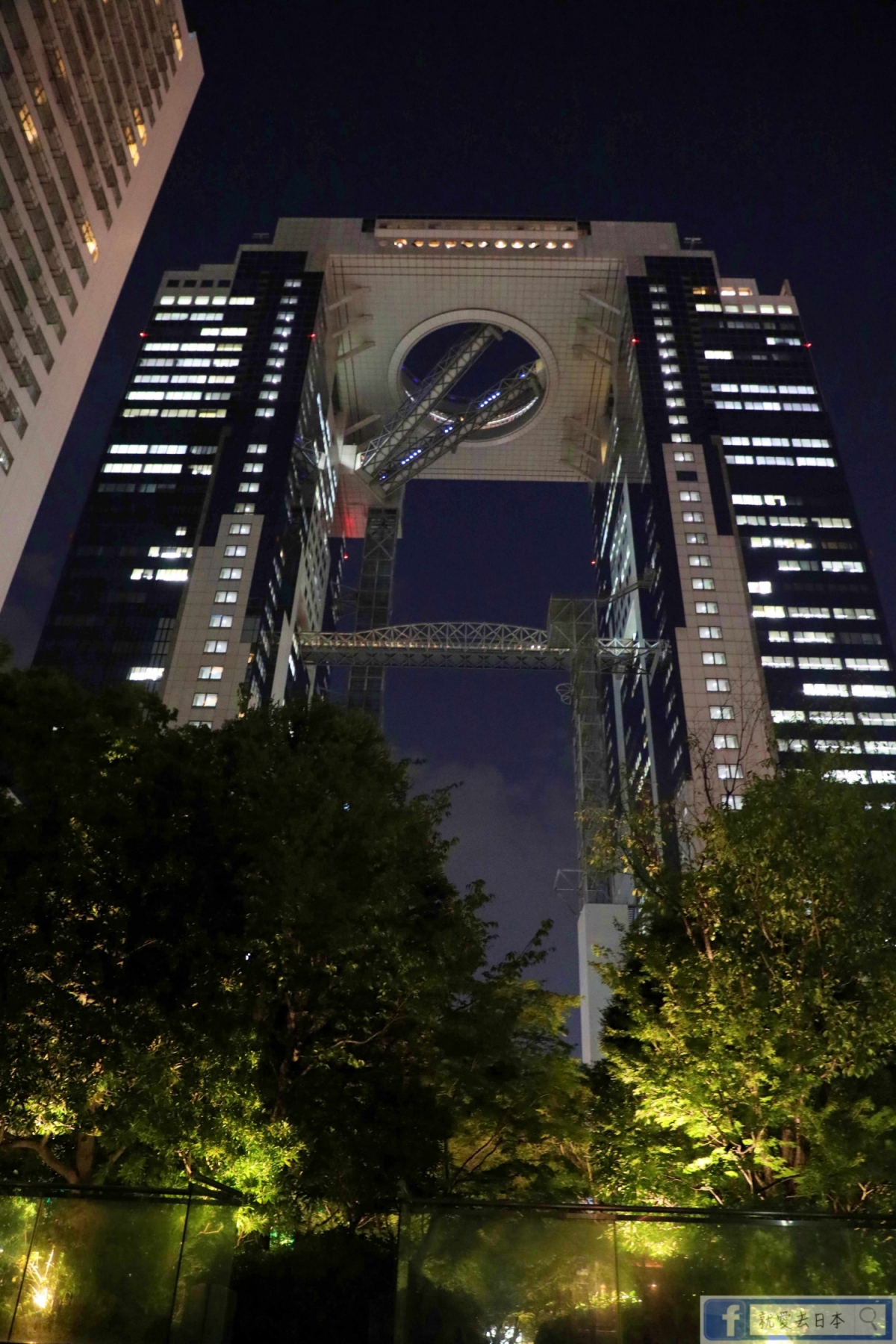 大阪 梅田空中庭園．藍天大廈展望台：大阪必訪，360度無死角絕美夜景 @右上世界食旅